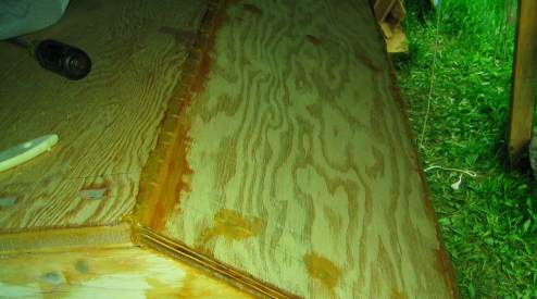 Filling the seam between the bottom and the bilge panel with epoxy putty