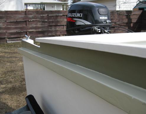 The run of the rub rails goes all the way to the stern